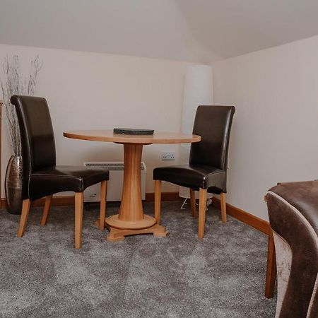 Lovely New 1 Bedroom Loft Apartment With On Drive Parking トローブリッジ エクステリア 写真