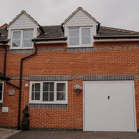 Lovely New 1 Bedroom Loft Apartment With On Drive Parking トローブリッジ エクステリア 写真