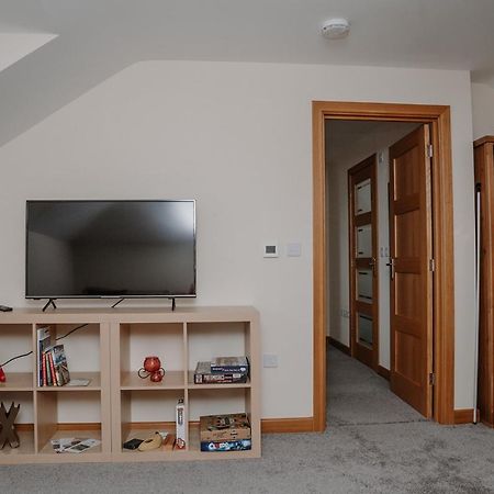 Lovely New 1 Bedroom Loft Apartment With On Drive Parking トローブリッジ エクステリア 写真