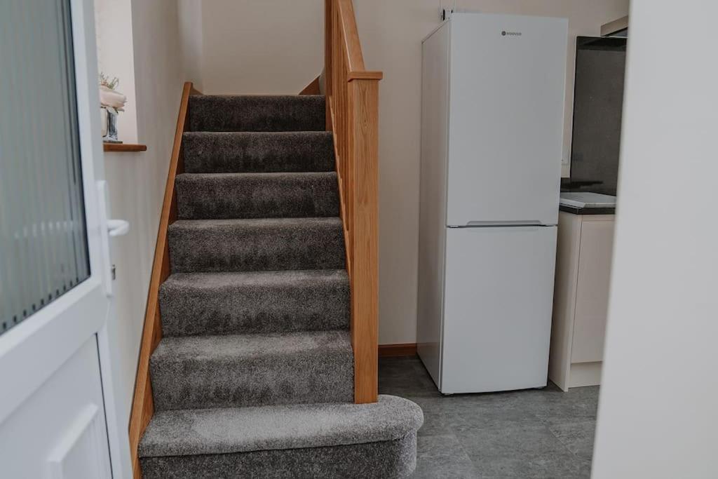 Lovely New 1 Bedroom Loft Apartment With On Drive Parking トローブリッジ エクステリア 写真