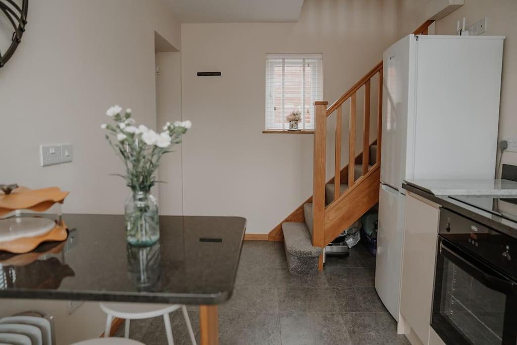Lovely New 1 Bedroom Loft Apartment With On Drive Parking トローブリッジ エクステリア 写真