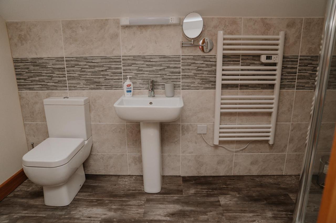 Lovely New 1 Bedroom Loft Apartment With On Drive Parking トローブリッジ エクステリア 写真