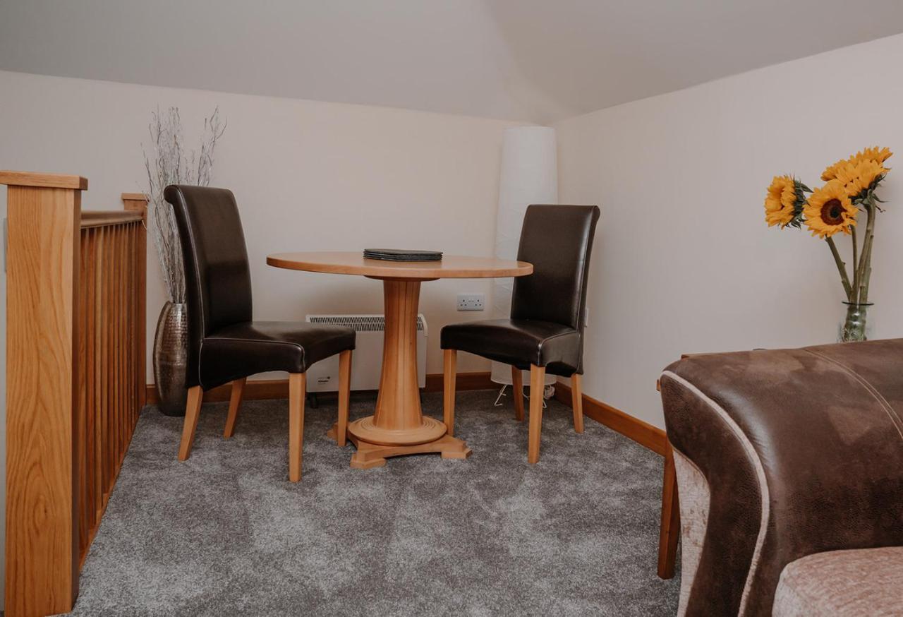 Lovely New 1 Bedroom Loft Apartment With On Drive Parking トローブリッジ エクステリア 写真