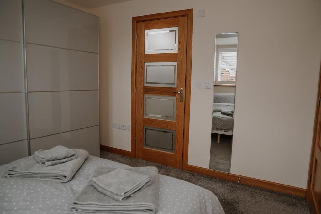 Lovely New 1 Bedroom Loft Apartment With On Drive Parking トローブリッジ エクステリア 写真