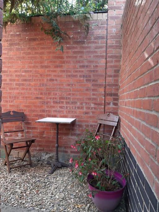 Lovely New 1 Bedroom Loft Apartment With On Drive Parking トローブリッジ エクステリア 写真