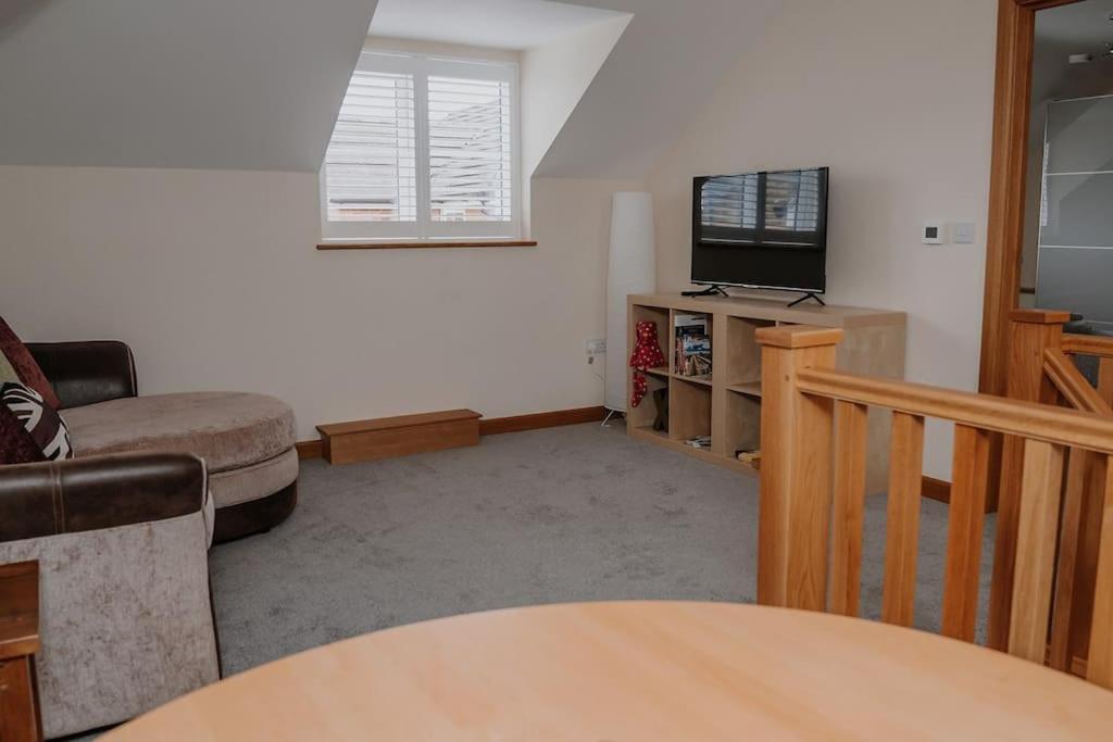 Lovely New 1 Bedroom Loft Apartment With On Drive Parking トローブリッジ エクステリア 写真