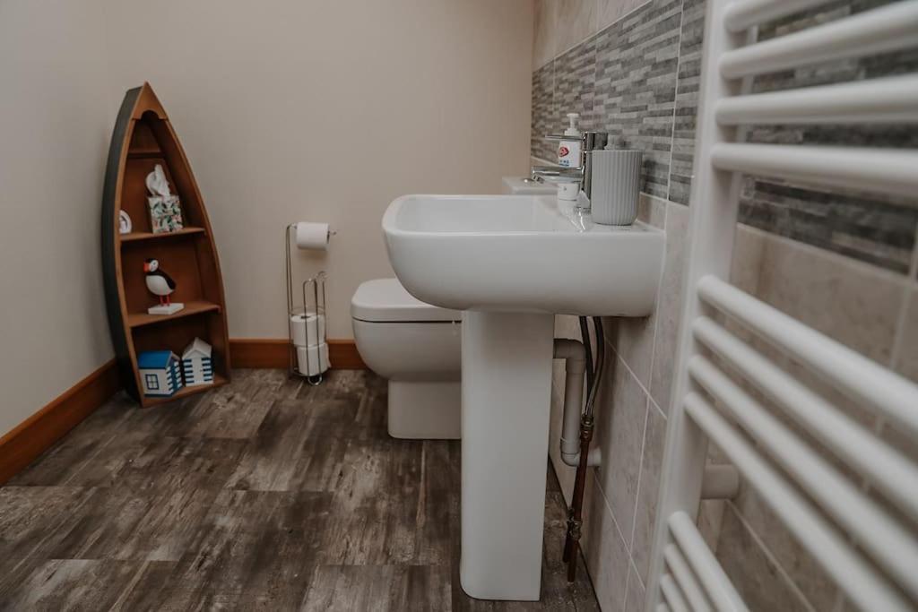 Lovely New 1 Bedroom Loft Apartment With On Drive Parking トローブリッジ エクステリア 写真