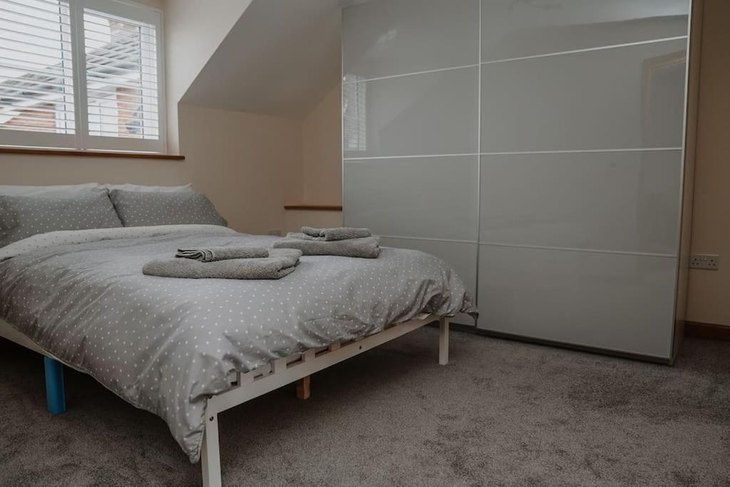Lovely New 1 Bedroom Loft Apartment With On Drive Parking トローブリッジ エクステリア 写真